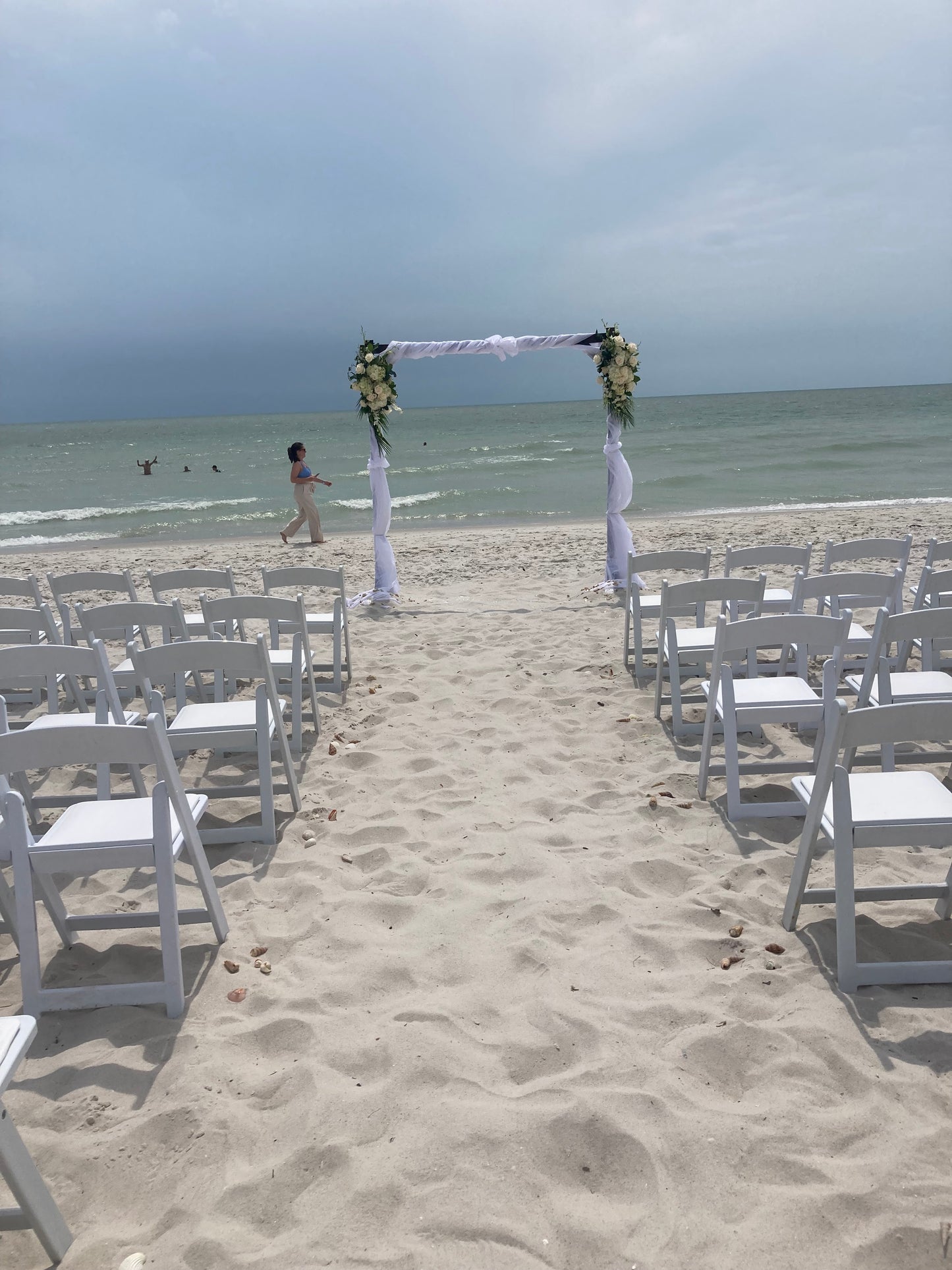 Arch w/ white florals (25 mph Winds)